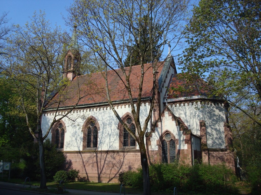 Freiburg im Breisgau,
die evangelische Erlserkirche im neugotischen Stil,
1895 errichtet im Stadteil Neuburg,
April 2010