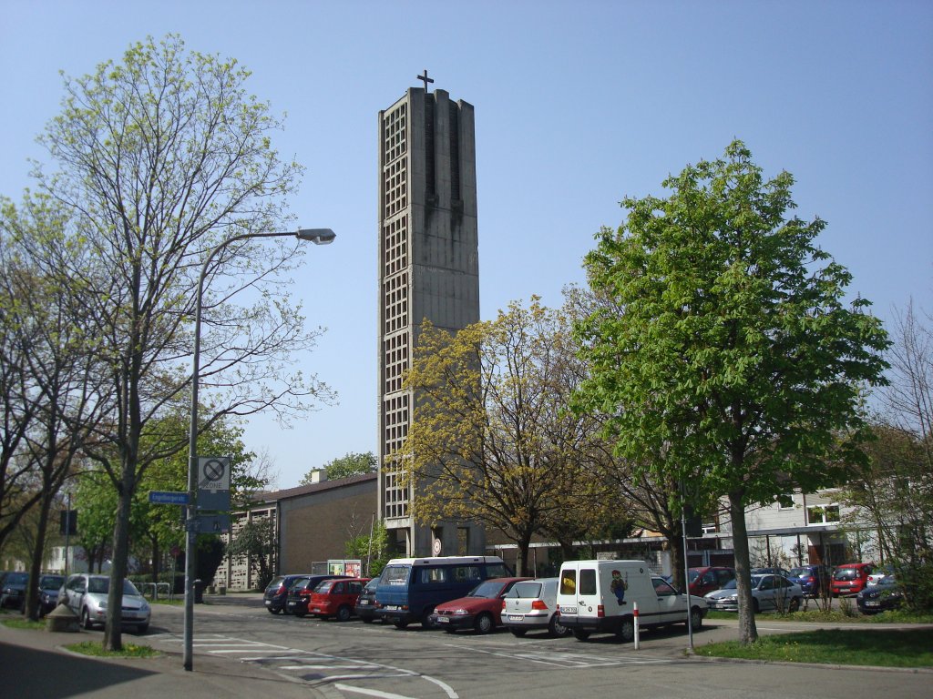 Freiburg im Breisgau,
die evangelische Kreuzkirche im Stadteil Sthlinger,
1964 errichtet vom Architekten Gutknecht,
steht unter Denkmalschutz,
April 2010