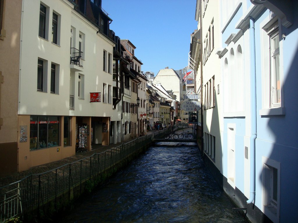 Freiburg im Breisgau,
die Gerberau, benannt nach den Gerbern, die hier frher ihr Handwerk ausbten, wird vom Gewerbebach, gespeist von der Dreisam, durchflossen,
Sep.2010