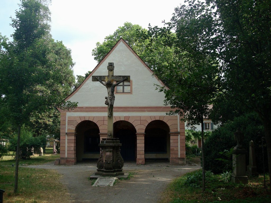 Freiburg im Breisgau,
die katholische St.Michaelskapelle auf dem alten Friedhof, erbaut 1720, nach der Bombadierung 1944 wieder neu aufgebaut,
Sept.2010