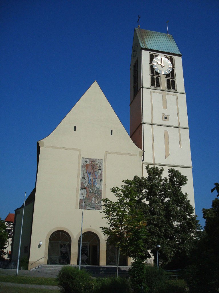 Freiburg im Breisgau,
die katholische St.Michaelskirche im Stadtteil Haslach, 1907 war Baubeginn, der Turm wurde 1956 errichtet,
Sept.2010
