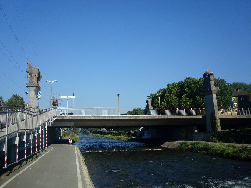 Freiburg im Breisgau,
die Ochsenbrcke berspannt die Dreisam und verbindet zwei Stadtteile,
die Spannbetonbalkenbrcke von 1972 trgt die Figuren(Ochsen) der alten Jugendstilbrcke von 1912,
Sep.2010