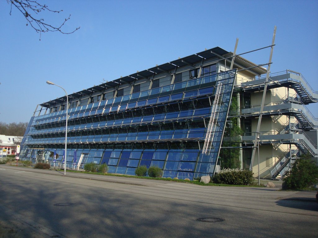 Freiburg im Breisgau,
die Solarfabrik, 1996 als rein privates Unternehmen gegrndet,
der grte Hersteller von Serienmodulen in Deutschland,
und die einzige Nullemissionsfabrik fr Solarmodule in Europa,
April 2010