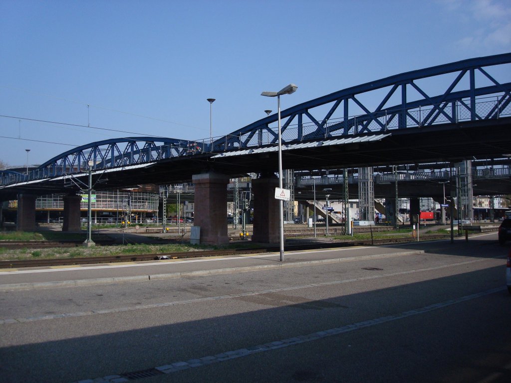 Freiburg im Breisgau,
die Wiwili-Brcke, benannt nach der Partnerstadt in Nicaragua,
die Fachwerkstahlbogenbrcke wurde 1886 erbaut,
162m lang und ca.1750t schwer, 2008-09 um 1,5m angehoben und
aufwendig restauriert,
April 2010