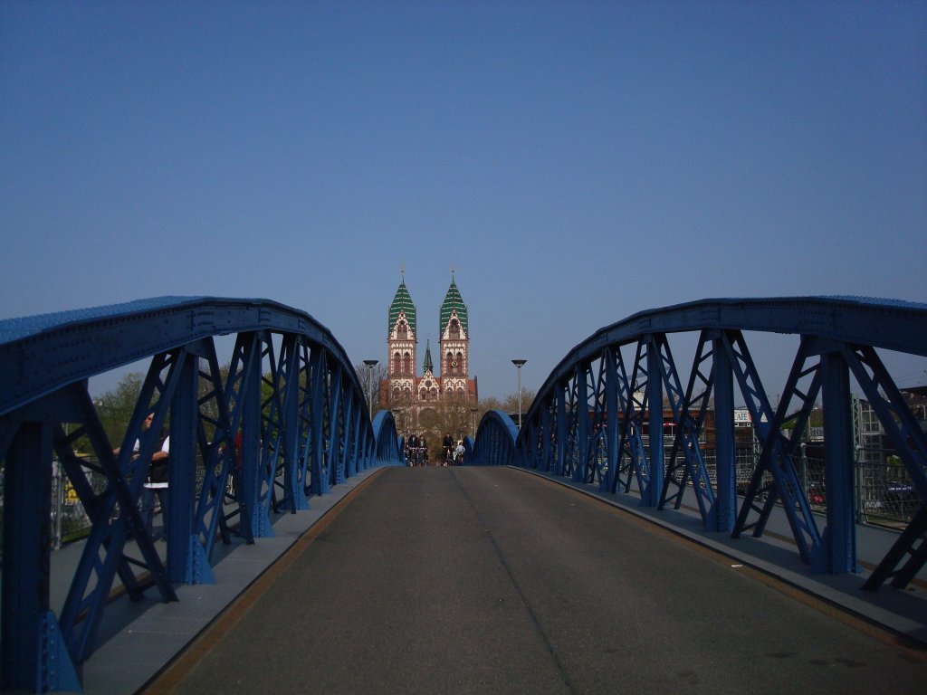 Freiburg im Breisgau,
die Wiwili-Brcke mit der Kirche im Stadtteil Sthlinger,
April 2010