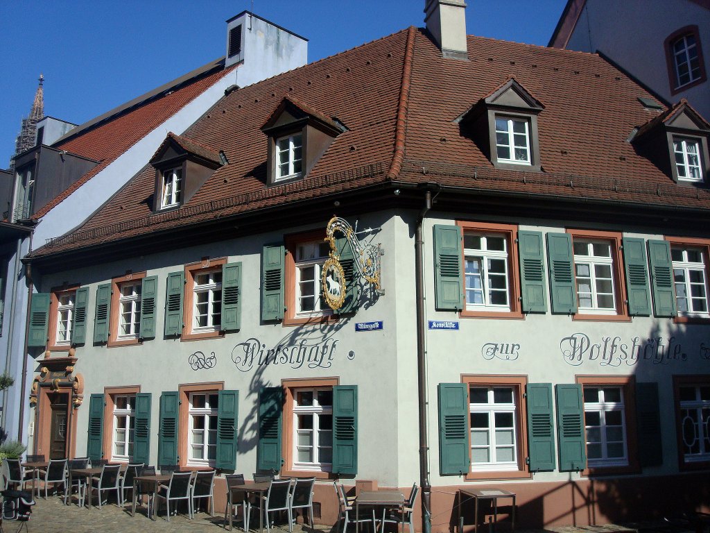 Freiburg im Breisgau,
die Wolfshhle, ein bekanntes Lokal in der Altstadt, wurde nach vollstndiger Entkernung in den 1980er Jahren wieder neu errichtet,
Sept.2010