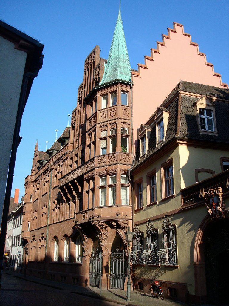 Freiburg im Breisgau,
dieses reprsentative Gebude in rotem Sandstein von 1899-1900 beherbergt die Sparkasse,
Juni 2010