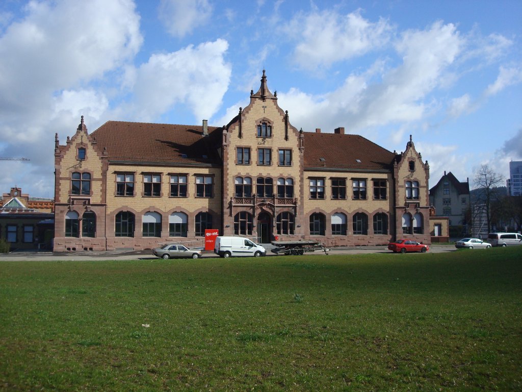 Freiburg im Breisgau,
ehemaliges Verwaltungsgebude des Gterbahnhofes der 1905 erffnet wurde, lag damals vor den Toren der Stadt,
April 2010