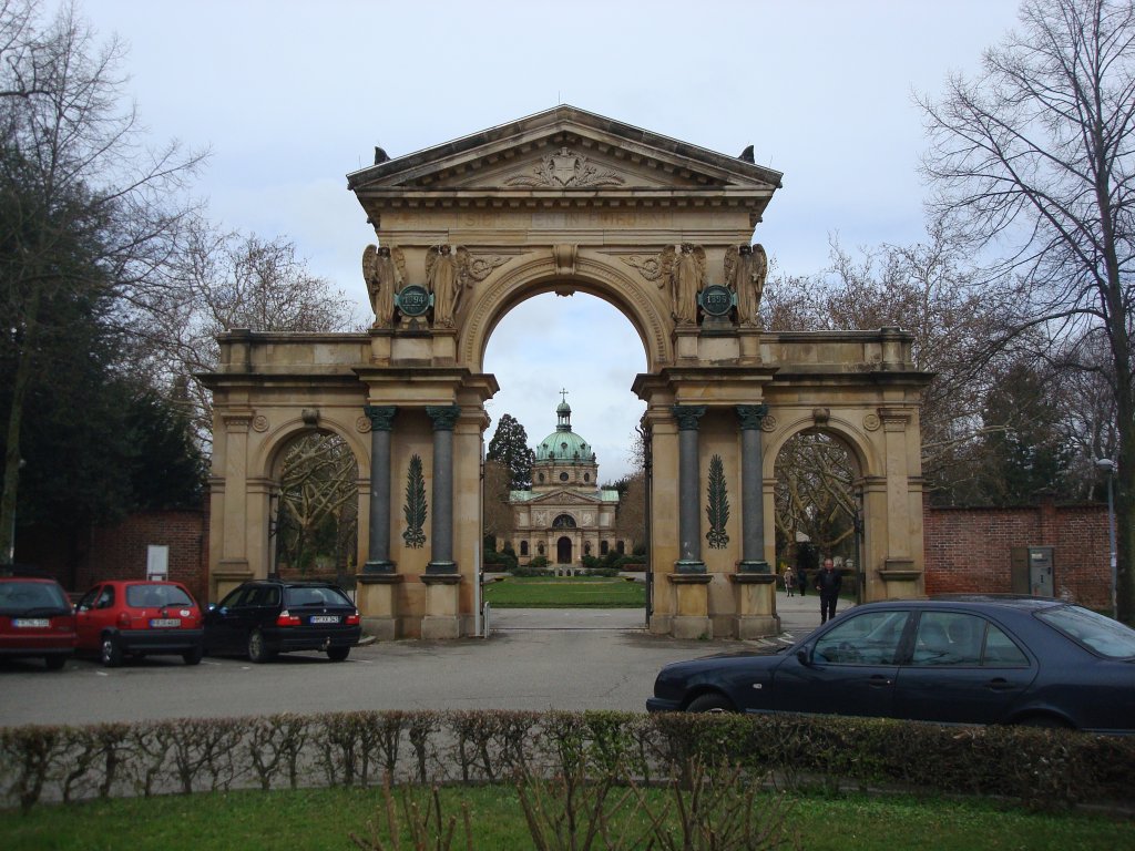 Freiburg im Breisgau,
Eingangsportal des Hauptfriedhofes der 1894-99 erbaut wurde,
im Hintergrund die Einsegnungshalle,
April 2010