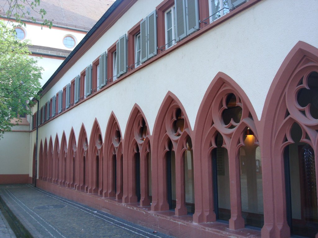 Freiburg im Breisgau,
erhalten gebliebener Teil des Kreuzganges vom 
Franziskanerklosters, das bis 1784 bestand,
hier lebte angeblich der Erfinder des Schie(Schwarz)pulvers,
der Mnch und Alchemist Bertold Schwarz,
April 2010