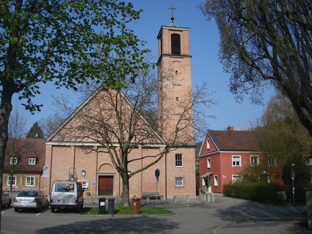 Freiburg im Breisgau,
evangelische Friedenskirche im Stadtteil Oberau,
1950 in Backstein errichtet,
April 2010