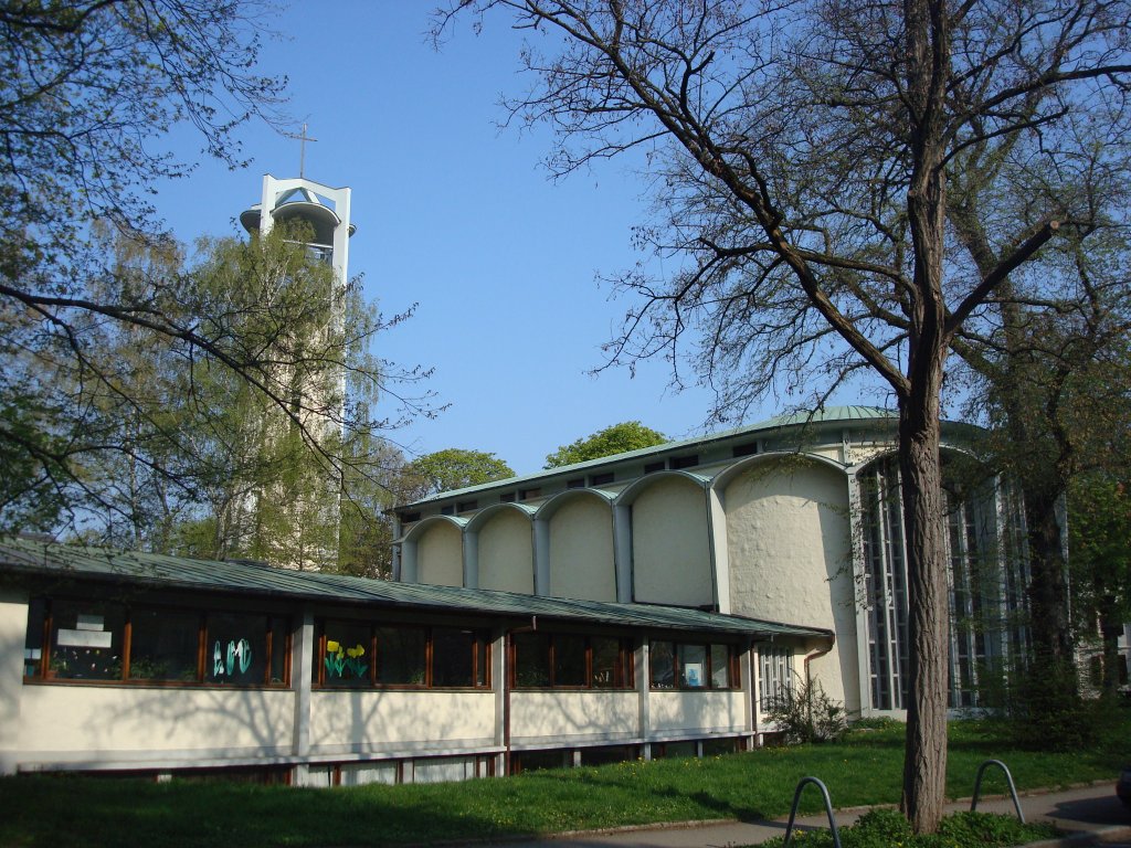 Freiburg im Breisgau,
evangelische Ludwigskirche, 1952-54 in Schalbetonbauweise errichtet,
an Stelle der 1839 hier aufgebauten alten Klosterkirche Tennenbach,
die 1944 dem Bombenterror zum Opfer fiel,
April 2010