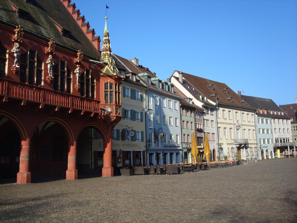 Freiburg im Breisgau,
Huserzeile am Mnsterplatz,
im Vordergrund das Historische Kaufhaus,
April 2010,
