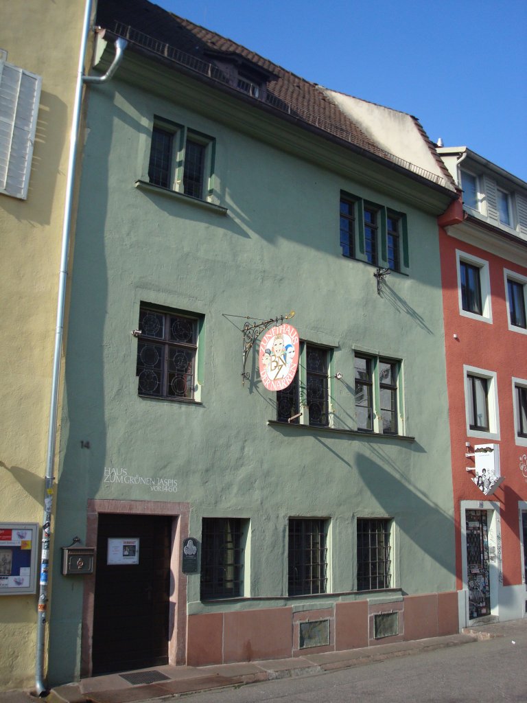 Freiburg im Breisgau,
 Haus zum grnen Jaspis ,erbaut vor 1460,
heute Fasnetmuseum,
beherbergt Masken und Kostme der allemanischen Fasnet,
April 2010