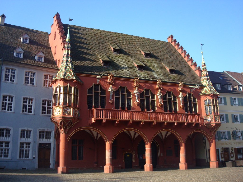 Freiburg im Breisgau,
Historisches Kaufhaus am Mnsterplatz, erbaut von 1520-32,
beherbergte 1947-51 den Badischen Landtag,
im Saal finden heute Musikveranstaltungen statt, 
April 2010