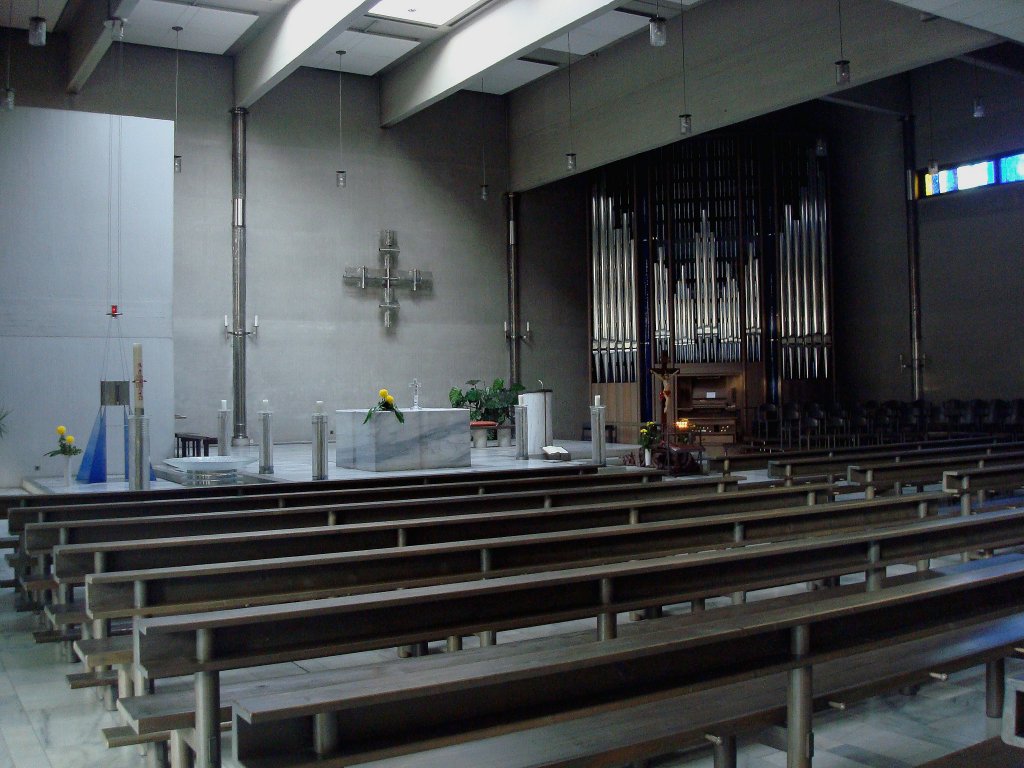 Freiburg im Breisgau,
Innenraum der kath.Kirche St.Petrus Canisius,
der knstlerische Schwerpunkt liegt in der Lichtsymbolik,
laut offizieller Angaben,
Mai 2010 