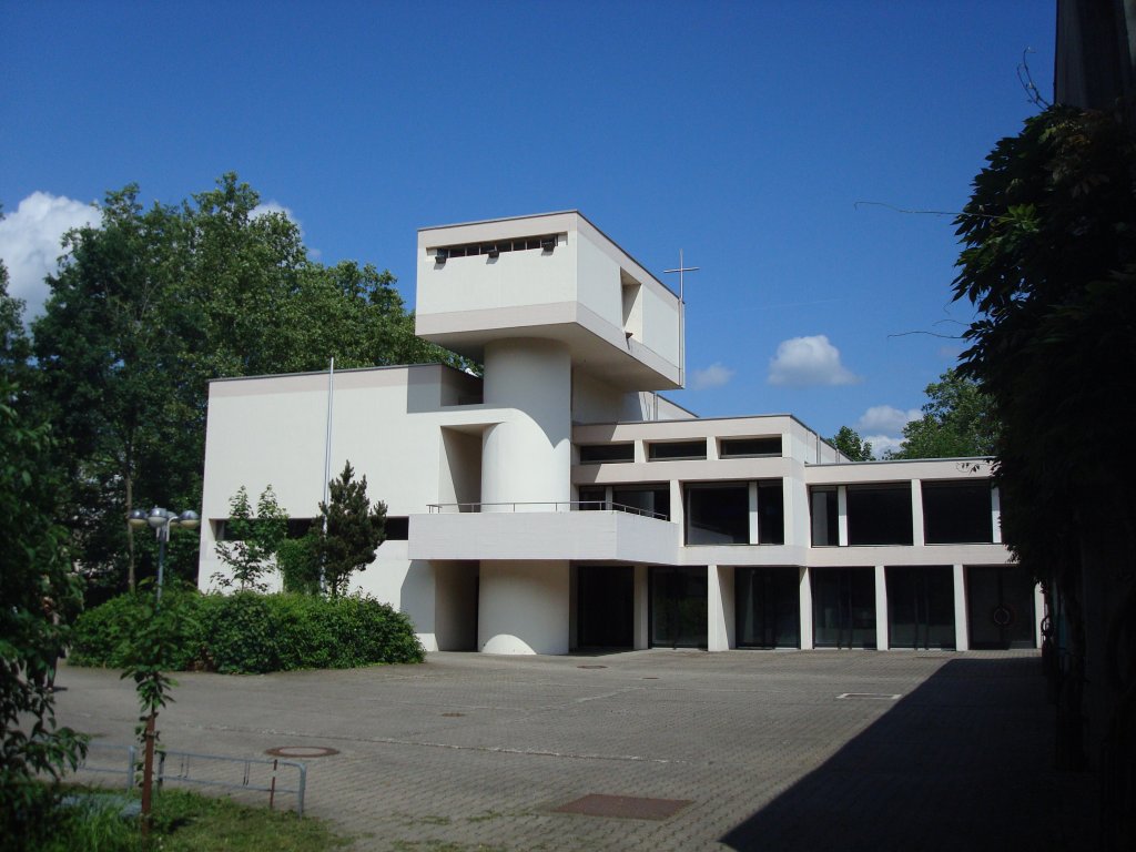 Freiburg im Breisgau,
katholische Kirche St.Petrus Canisius im Stadtteil Landwasser,
Baujahr 1970, Architekt Rainer Disse aus Karlsruhe,
gehrt heute zu den Kulturdenkmlern von Baden-Wrttemberg,
Mai 2010