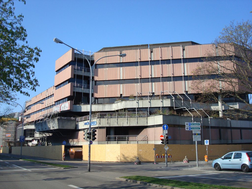 Freiburg im Breisgau,
nicht mehr lange so zu sehen,der Abbruch hat bereits begonnen,
die 1978 erbaute Uni-Bibliothek bekommt eine vllig neue Fassade
von einem Basler Architektenbro,
April 2010