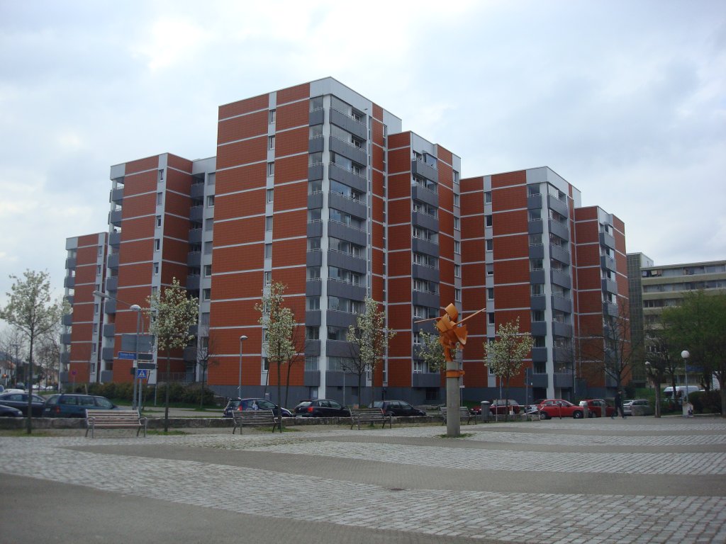 Freiburg im Breisgau,
sanierte Wohnhochhuser aus den 1960er Jahren,
im Stadtteil Weingarten,
April 2010