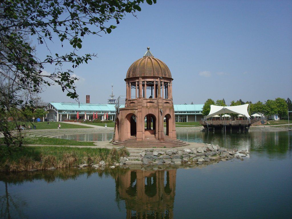 Freiburg im Breisgau,
Tempelchen, Seeparkbhne, Seeparkhaus u.v.m., alles erbaut im Seepark,
zur Landesgartenschau 1986,
April 2010