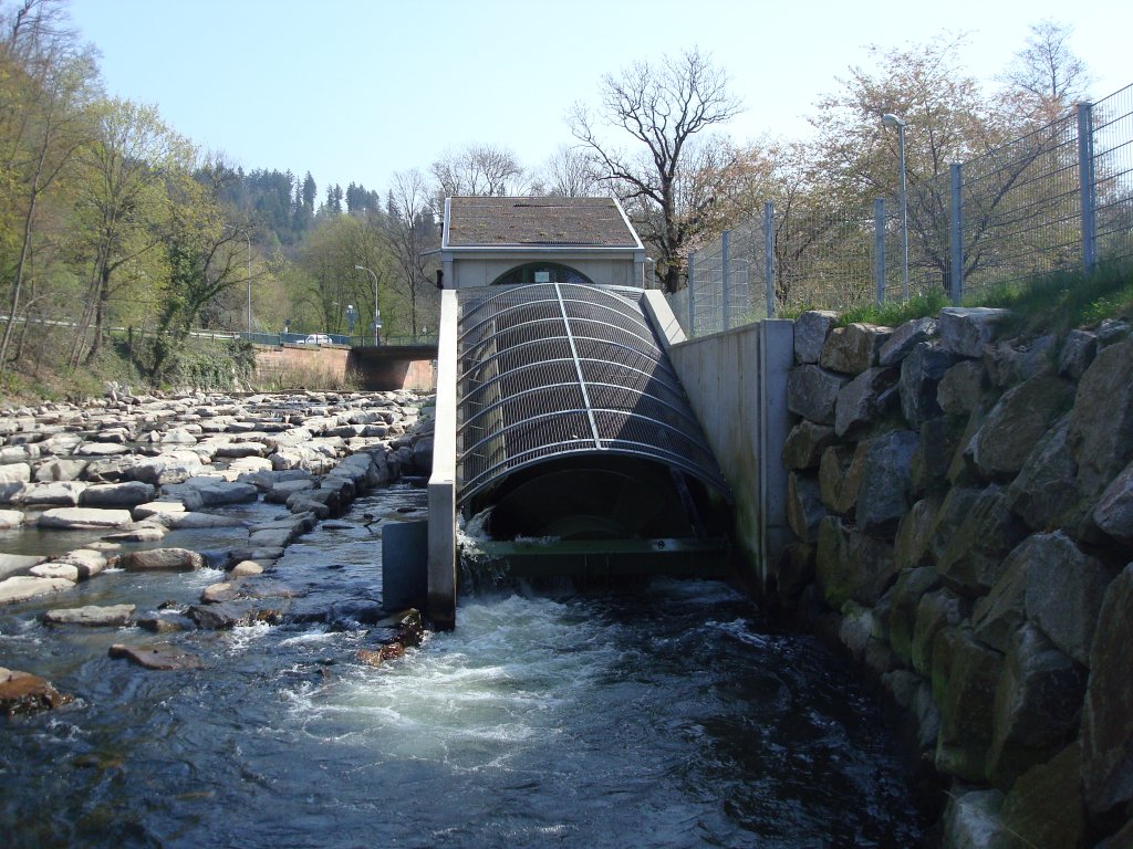 Freiburg im Breisgau,
Wasserkraftschnecke (Umkehrung der Archimedischen Schraube)an der Dreisam,
seit 2008 im Betrieb, produziert pro Jahr 300.000KW und versorgt damit
120 Haushalte mit Strom,
grte Anlage dieser Art in Deutschland,
April 2010