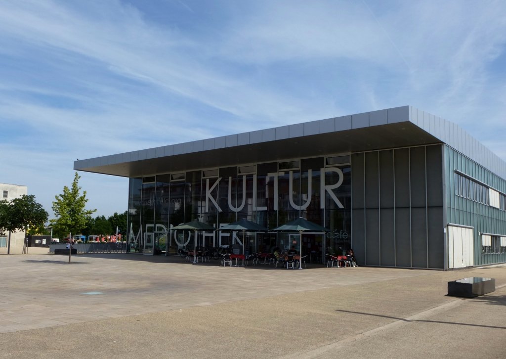 Freiburg, das  glashaus  im neuerbauten Stadteil Rieselfeld, beherbergt Veranstaltungssaal und-rume, Cafe und Bibliothek, Aug.2013