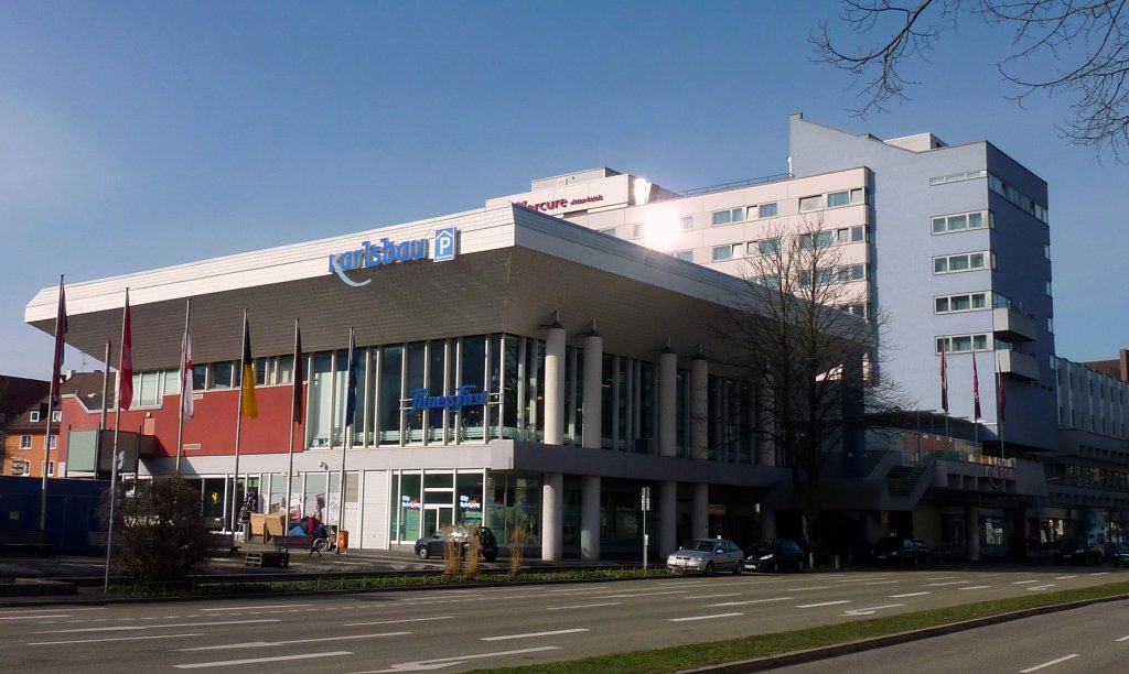 Freiburg, der Karlsbau, der 1967-70 errichtete Gebudekomplex beherbergt Geschfte, Hotel und Tiefgarage und liegt direkt neben der Altstadt, Feb.2013