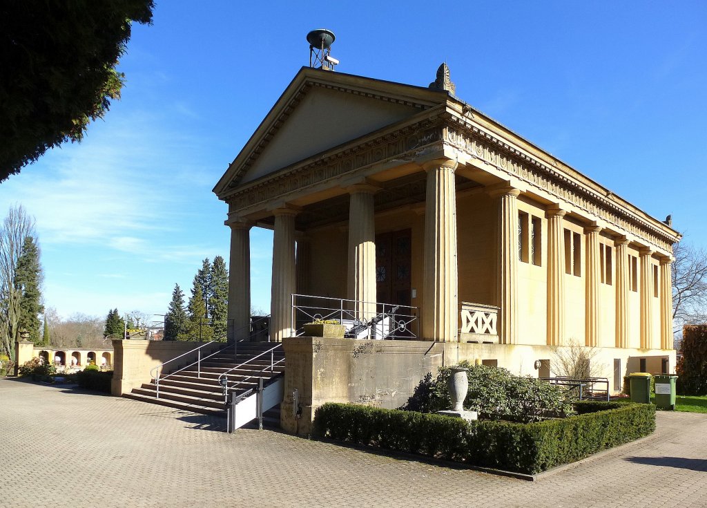 Freiburg, das Krematorium auf dem Hauptfriedhof, 1914 im Stil antiker Tempel erbaut und in Betrieb genommen, April 2013 