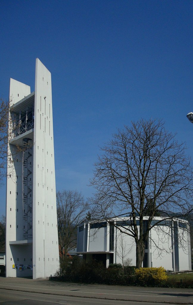 Freiburg-Littenweiler, die evang. Auferstehungskirche wurde 1961-62 erbaut, Mrz 2011