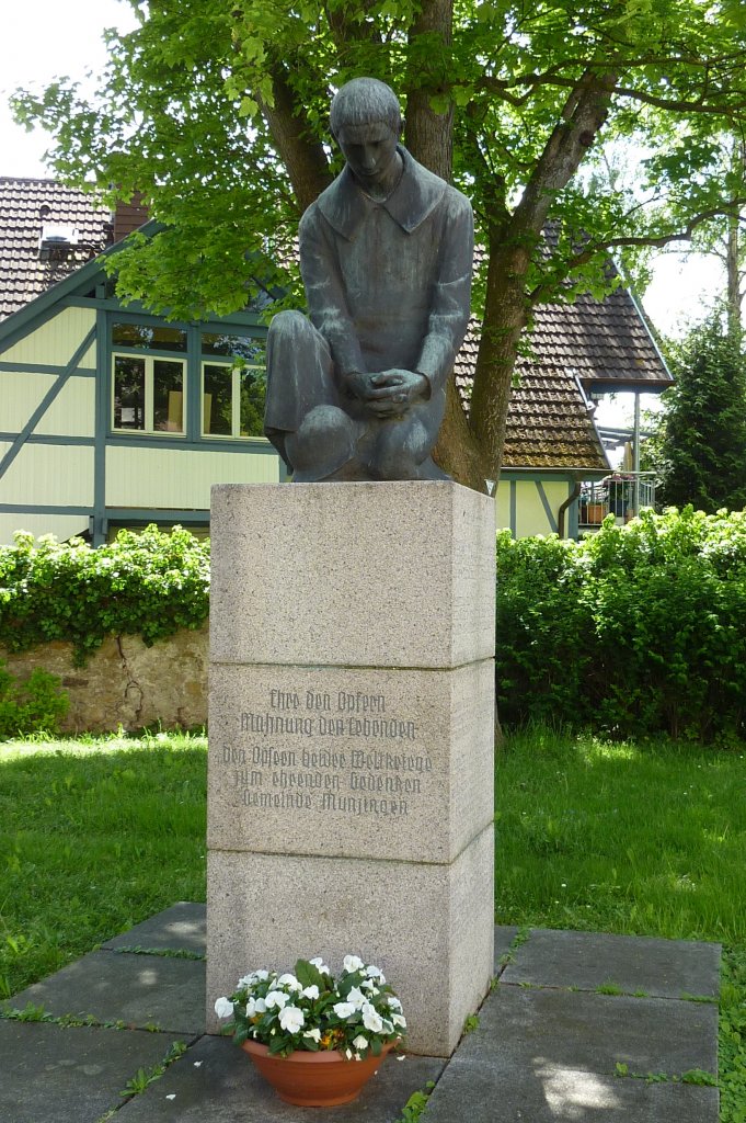 Freiburg-Munzingen, Denkmal fr die Gefallenen der Weltkriege, Mai 2012