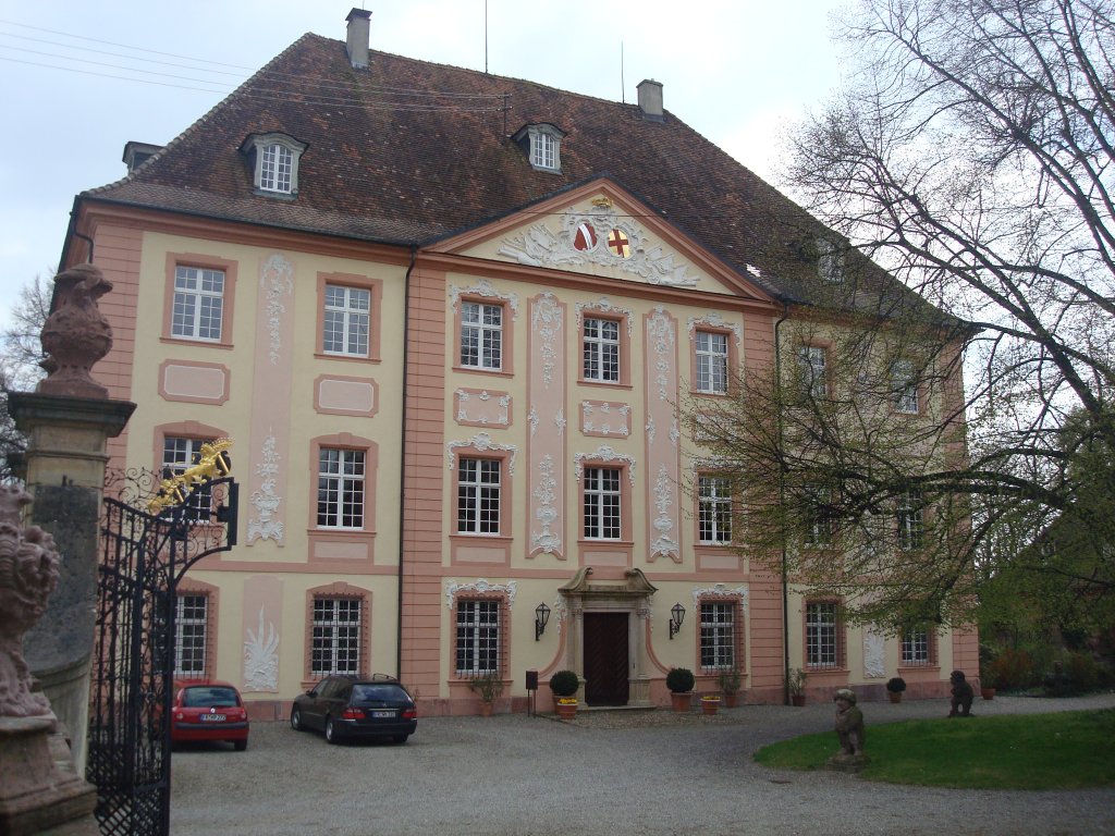 Freiburg-Munzingen,
das Schlo Munzingen, 1672 im Renaissancestil erbaut,
1745 im Stil des Rokoko verndert,
im Besitz des alten oberrheinischen Adelsgeschlechts von Kageneck,
April 2010