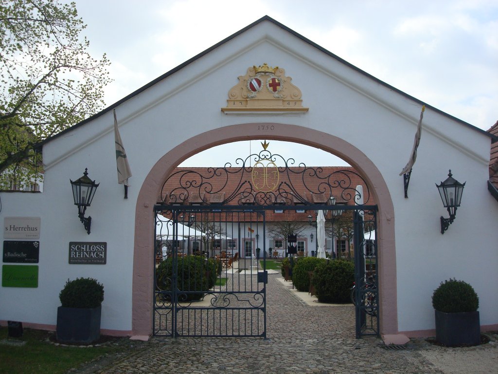 Freiburg-Munzingen,
Eingang zum Hotel Schlo Reinach,
ehemaliger Gutshof,
April 2010