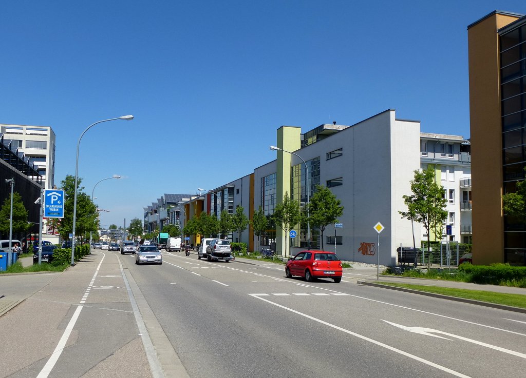 Freiburg, neu erbaute Wohn-und Geschftshuser an der Merzhauser Strae im Stadtteil Vauban, Mai 2013