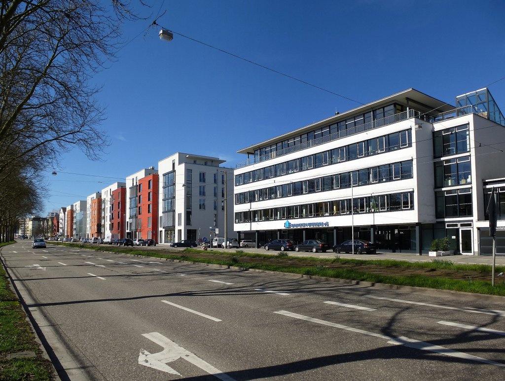 Freiburg, neue Wohn-und Geschftshuser an der Zhringer Strae, April 2013