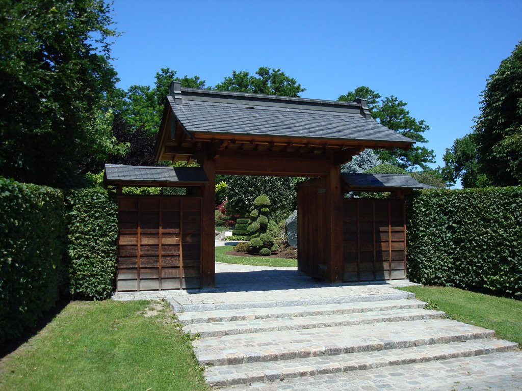 Freiburg/Breisgau,
Eingangstor zum Japanischen Garten,
ein Geschenk der Partnerstadt,
Aug.2008