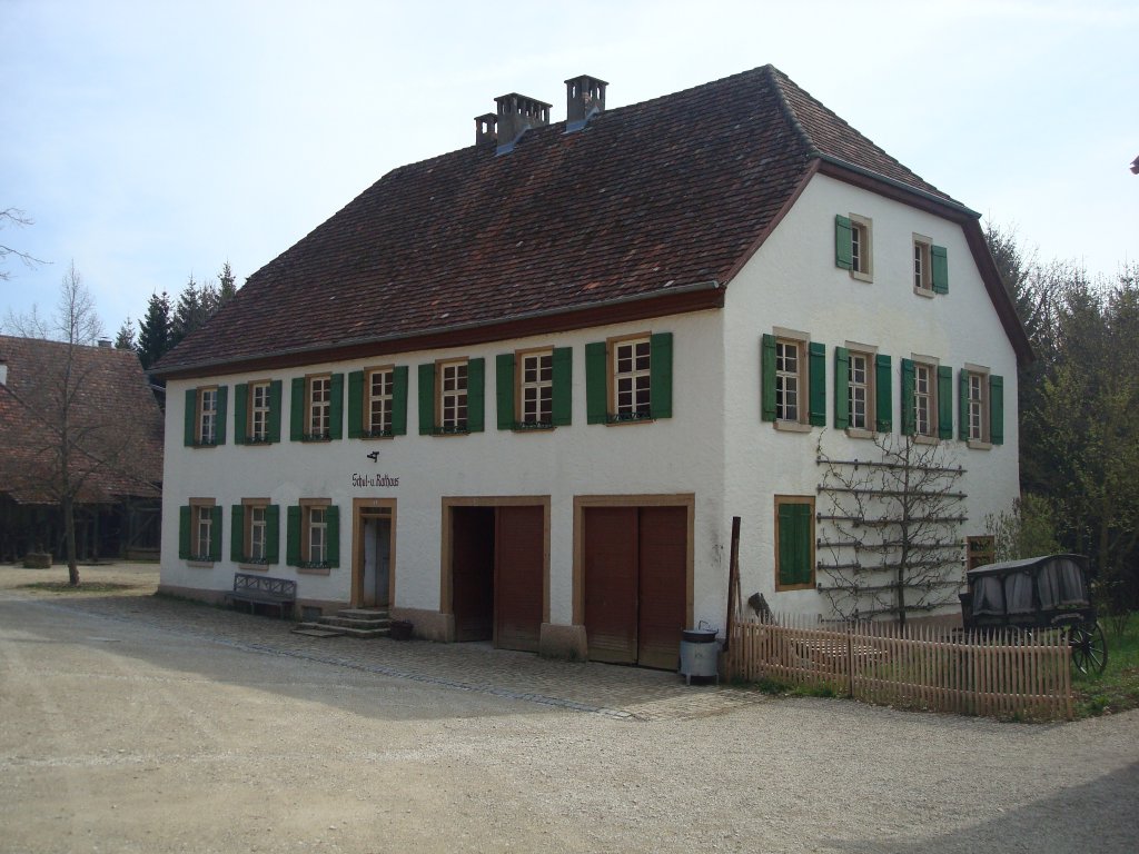 Freilichtmuseum Neuhausen ob Eck,
1830 erbautes Schul-und Rathaus einer armen Heuberggemeinde,
Schultheiamt,Dorfarrest,Feuerwehr,Schulrume und Schulmeisterwohnung,
alles unter einem Dach,
April 2010