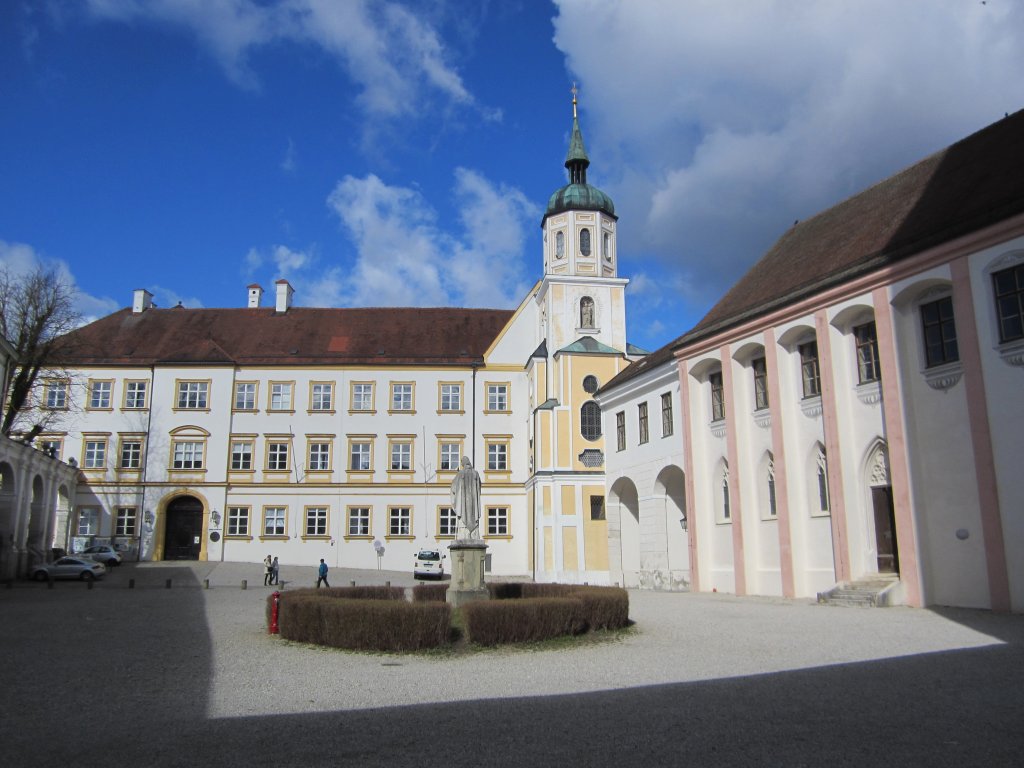 Freising, Kardinal Dopfner Haus und St. Johannes Kirche am Domberg (13.04.2013)