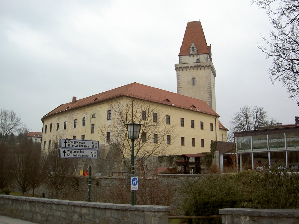 Freistadt, ehem. landesfrstliches Schloss mit wuchtigem Bergfried (06.04.2013)