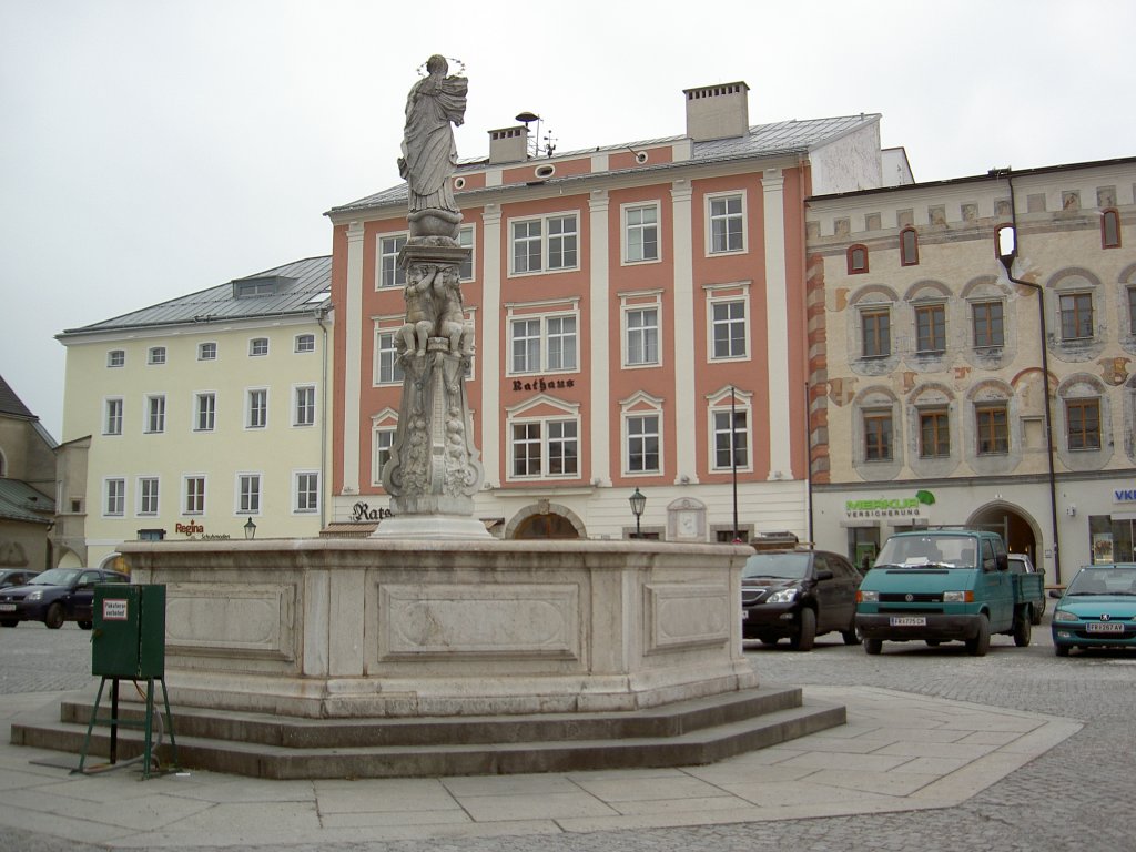 Freistadt, Hauptplatz mit Rathaus mit Stadtbrunnen (06.04.2013)