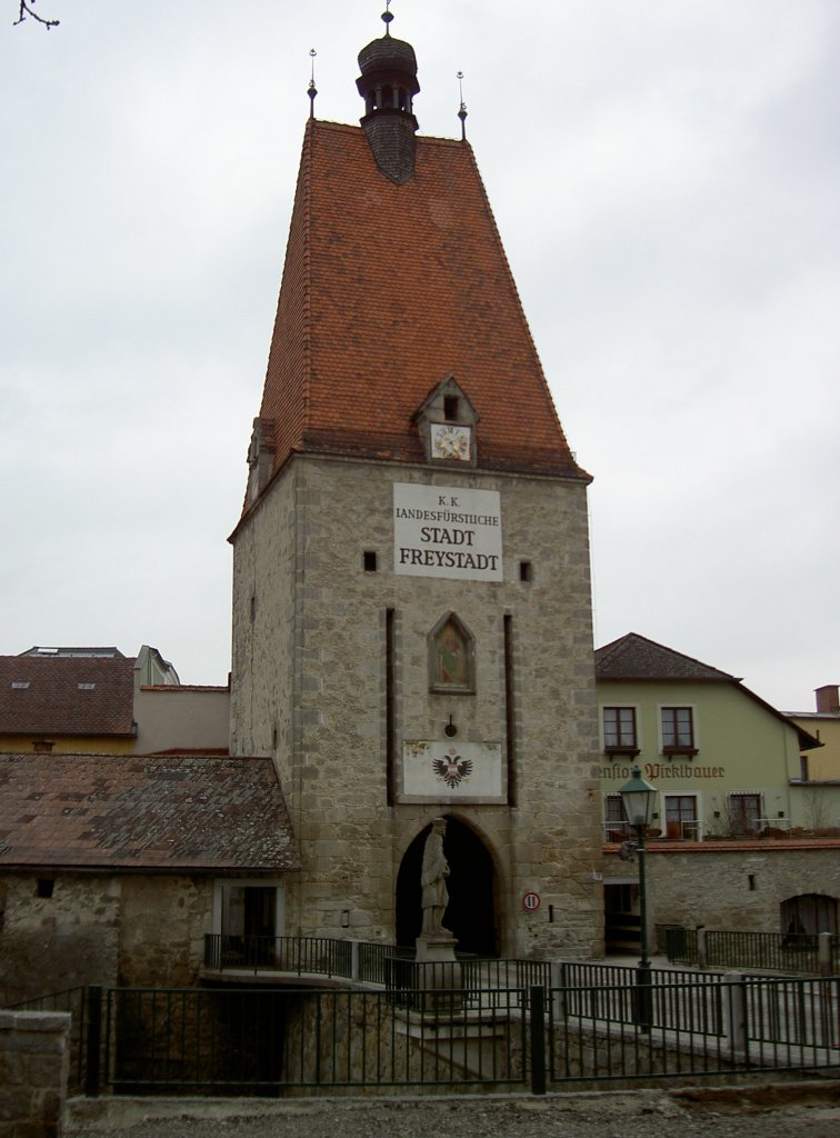 Freistadt, historisches Linzer Tor mit steilem Keildach (06.04.2013)