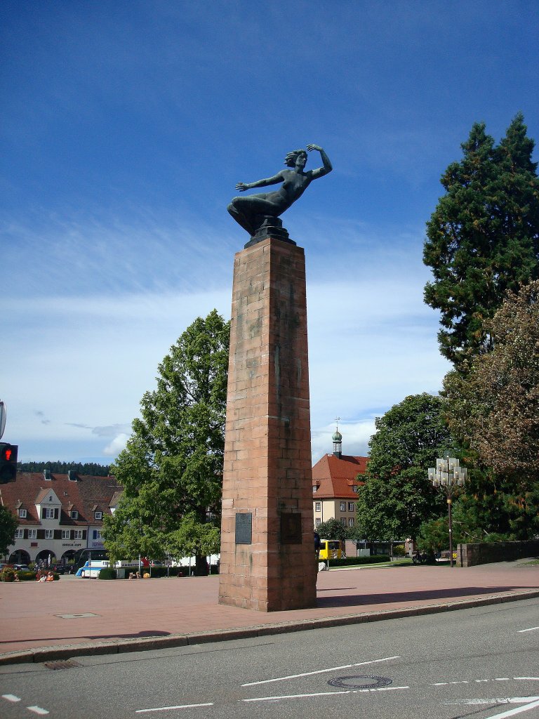 Freudenstadt im Schwarzwald,
auf Deutschlands grtem Marktplatz steht die  Venus ,
1954 eingeweiht zur Erinnerung an sinnlose Zerstrung und den Wiederaufbau nach dem 2.Weltkrieg,
Aug.2010