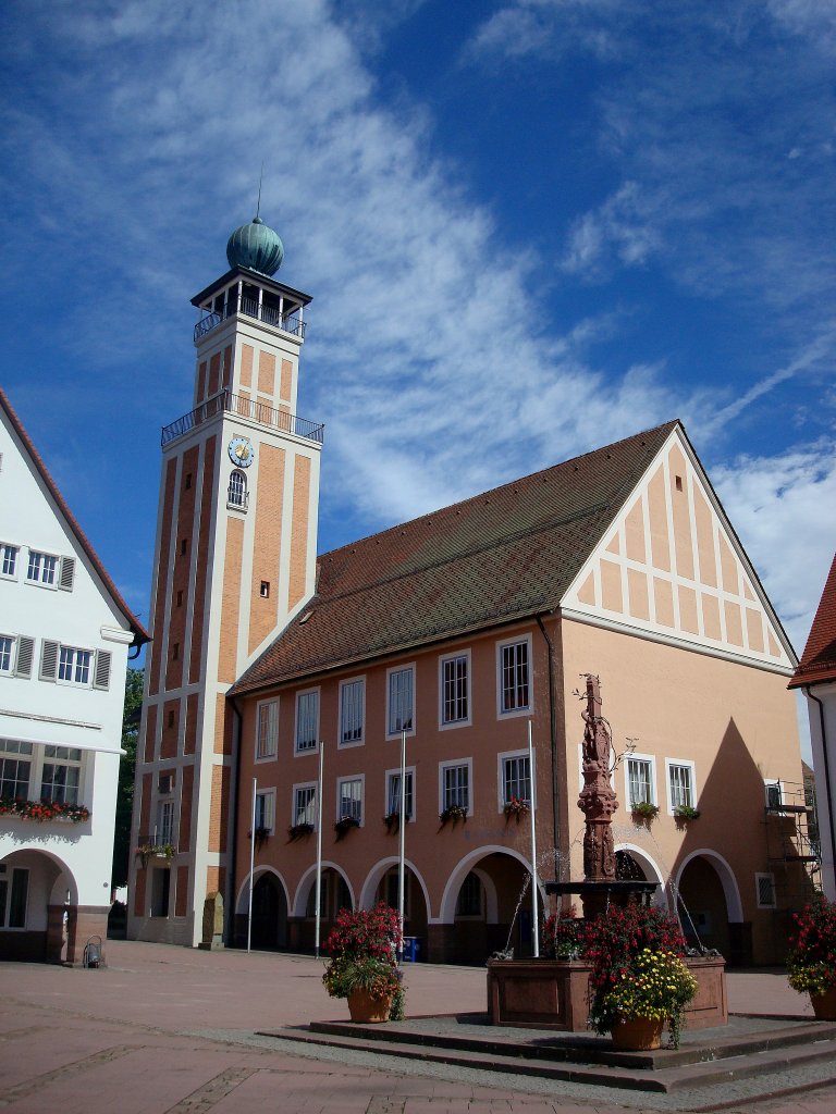 Freudenstadt im Schwarzwald,
das nach den groen Zerstrungen des 2.Weltkrieges 1953 neu erbaute Rathaus auf Deutschlands grtem Marktplatz, mit 43m hohem Turm mit Aussichtsplattform, Architekt war Ludwig Schweizer,
Aug.2010