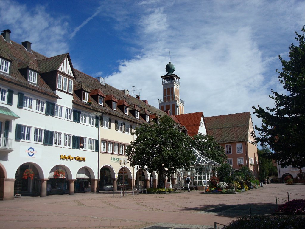 Freudenstadt im Schwarzwald,
Deutschlands grter umbauter Marktplatz 219mx216m, im Hintergrund das Rathaus mit 43m hohem Turm,
Aug.2010