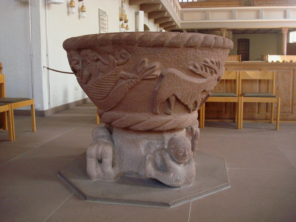 Freudenstadt im Schwarzwald,
dieser Taufstein aus Sandstein gehauen aus dem 11.Jahrhundert steht in der evang.Stadtkirche,
Aug.2010