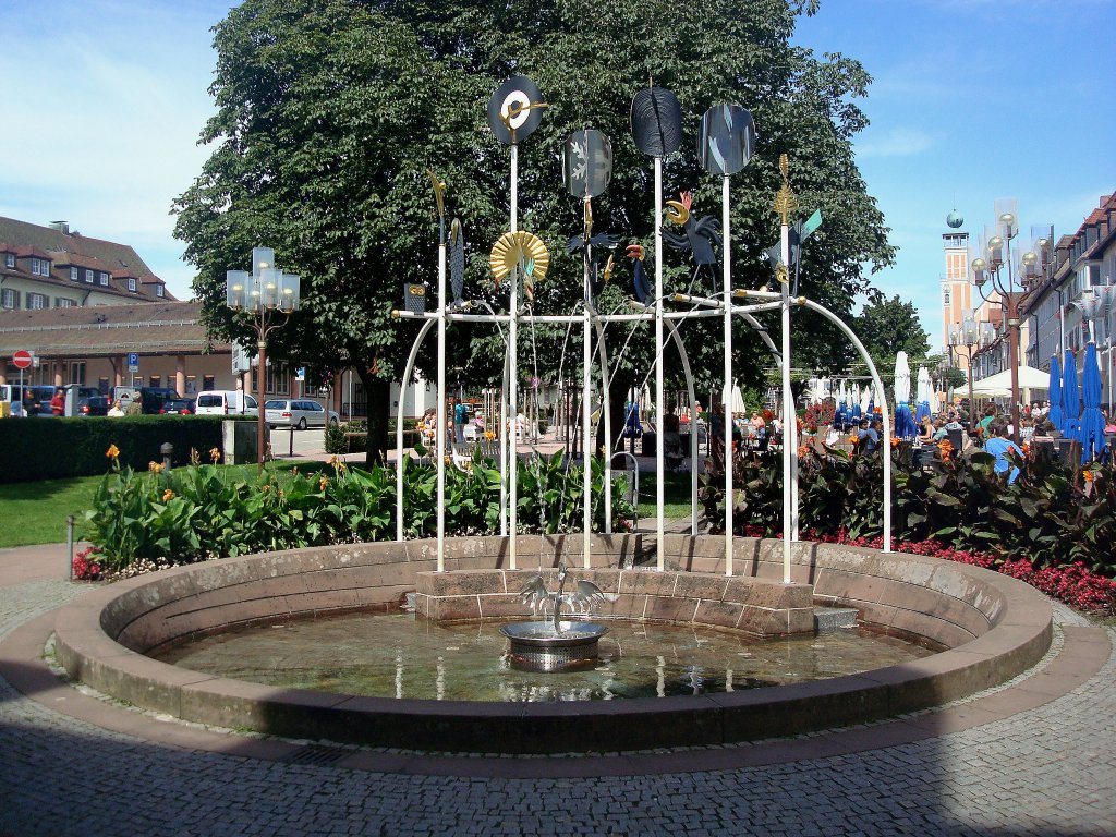 Freudenstadt im Schwarzwald,
einer von mehreren Brunnen auf Deutschlands grtem Marktplatz,
Aug.2010