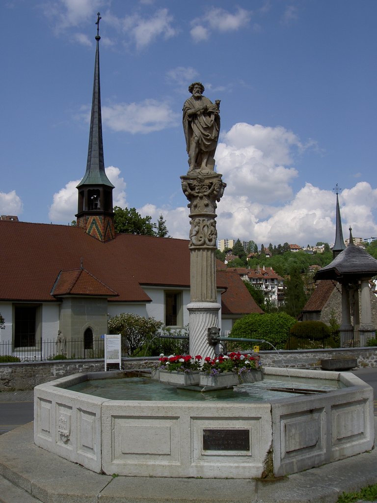 Fribourg, Johannesbrunnen am Platz Obere Matte und St. Anne Kirche (28.05.2012)