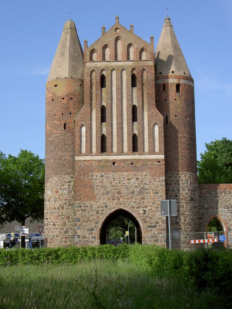 Friedland, Anklamer Tor, quadratischer Torturm mit Staffelgiebel mit zwei runden 
Ecktürmen, Kreis Meckl.burgische Seenplatte (23.05.2012)