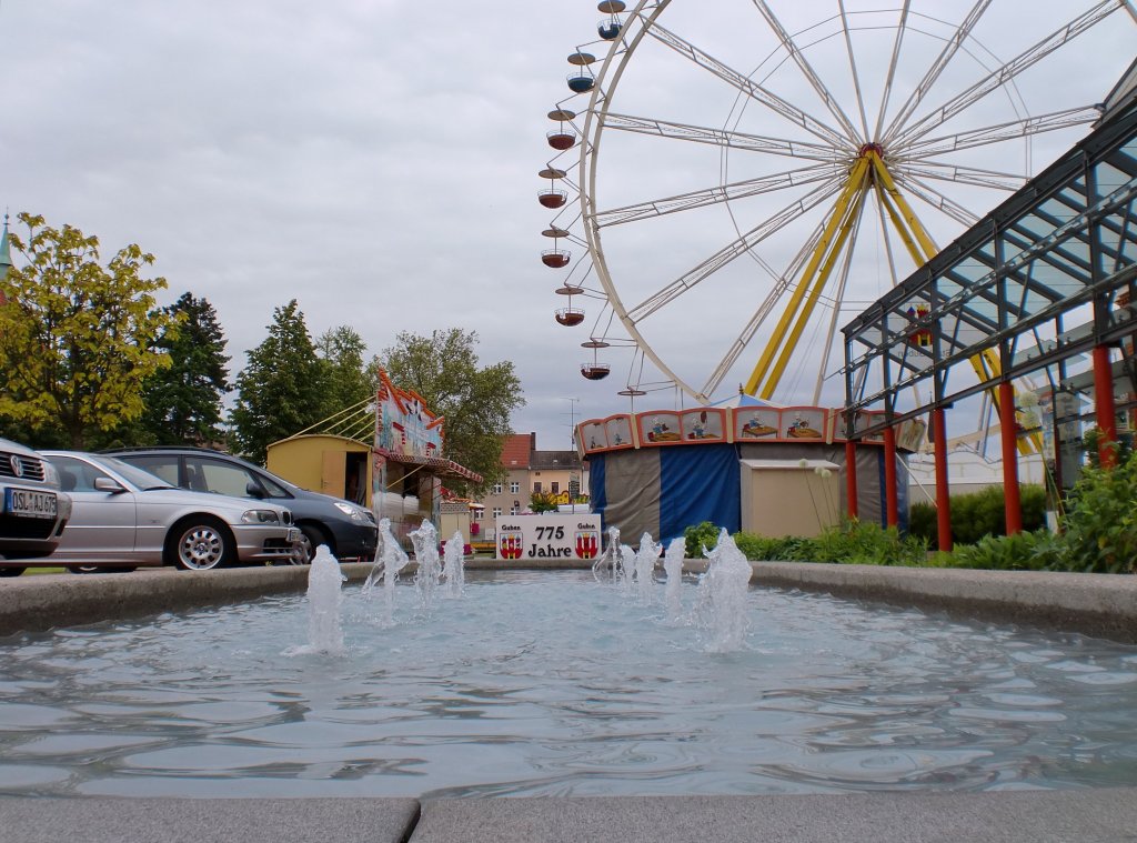 Friedrich Wilke Platz mit Wasserspiele und Riesenrad (Teilansicht) und Werbeblock,  775 Jahre Stadtrecht Guben/Gubin , 03.06.10