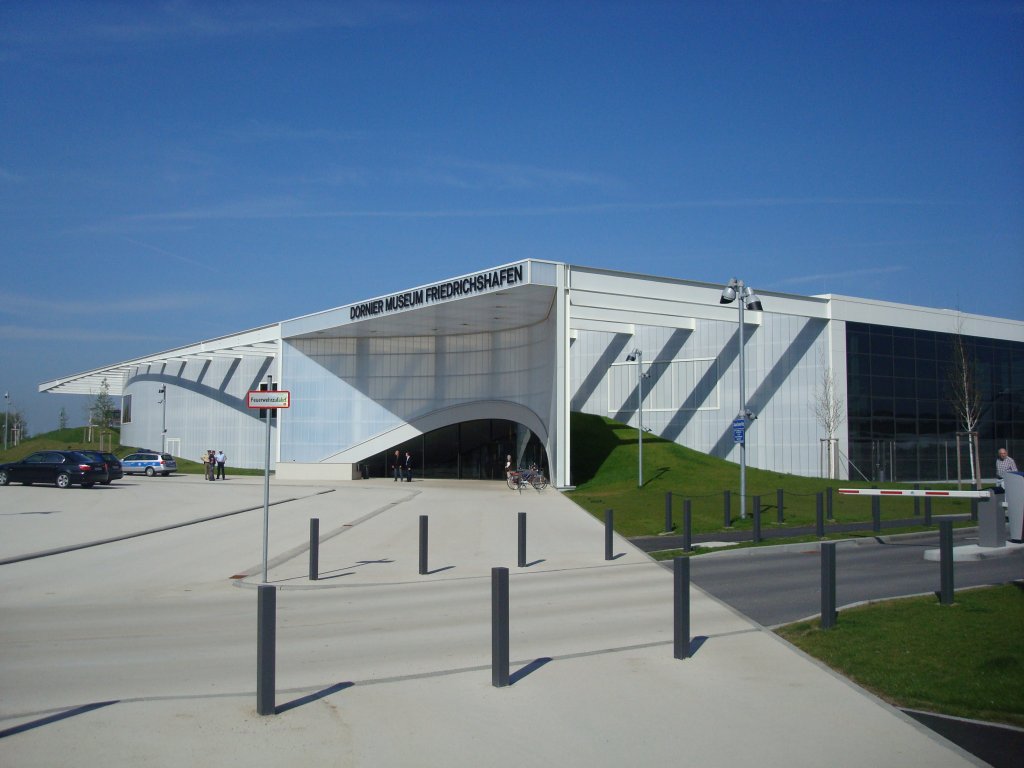 Friedrichshafen / Bodensee,
das Dornier Museum, Vorderseite mit Eingangsbereich,
5600qm Gebudeflche plus Auenbereich,
erffnet im Juli 2009,
April 2010