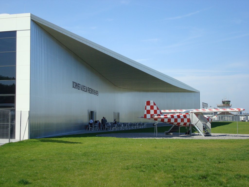 Friedrichshafen / Bodensee,
das Dorniermuseum am Flughafen, die Rckseite,
erffnet im Juli 2009,
April 2010